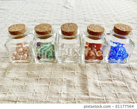 Power stone (from left: freshwater pearl, fluorite, crystal, sardonyx, glass ball) Power stone (from left: freshwater pearl, fluorite, crystal, sardonyx, glass ball) 81177564