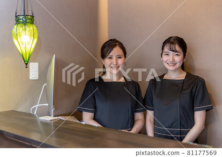 A woman standing at the reception of a salon clinic 81177569