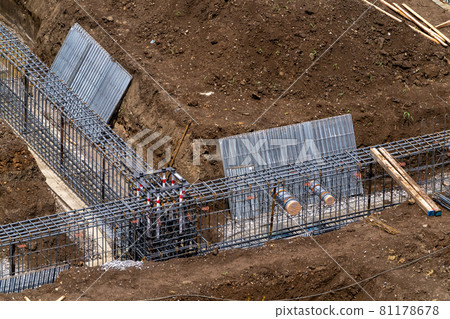 Distribution between lath formwork foundation work Distribution between lath formwork foundation work 81178678