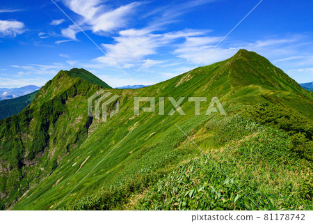 晴朗的天空和谷川山脈 81178742