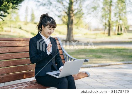 在公園里工作的女商人(揮手) 在公園里工作的女商人(揮手) 81178779