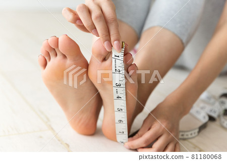 女人測量腳底 81180068