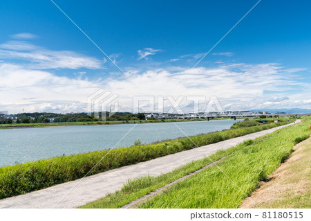 東京多摩川夏日藍天調布市遠景京王相模原線鐵路橋 東京多摩川夏日藍天調布市遠景京王相模原線鐵路橋 81180515