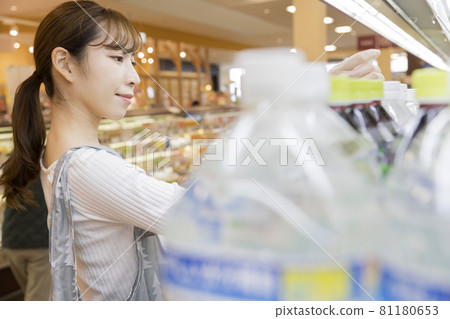 在超市飲料角購物的年輕女性顧客 81180653