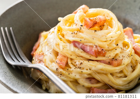 濃郁的培根配奶酪、奶油和雞蛋 81181311