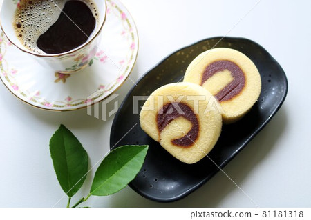 When relaxing, a soft tart with a scent of yuzu, Japanese sweets and coffee When relaxing, a soft tart with a scent of yuzu, Japanese sweets and coffee 81181318