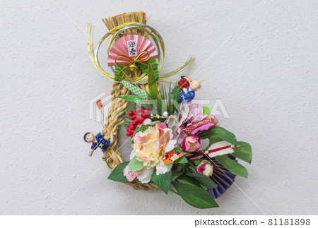 島繩裝飾的賀年片材料 81181898