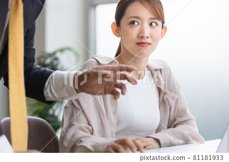 聽老闆建議的年輕女人 81181933