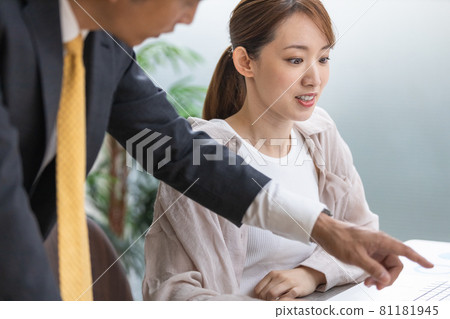聽老闆建議的年輕女人 聽老闆建議的年輕女人 81181945