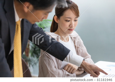 聽老闆建議的年輕女人 聽老闆建議的年輕女人 81181946