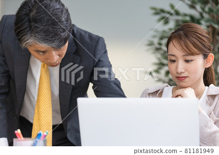 聽老闆建議的年輕女人 81181949