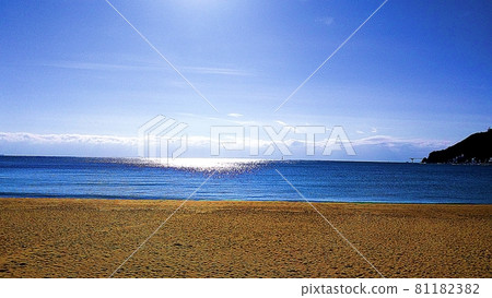 The East Sea horizon with sunlight pouring down 81182382