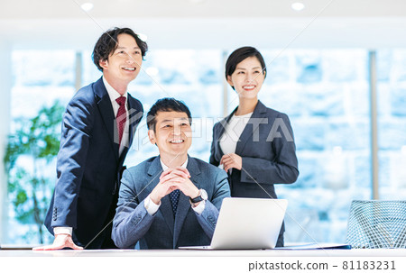 Business image Men and women shooting cooperation "+ SHIFT NOGIZAKA" Business image Men and women shooting cooperation "+ SHIFT NOGIZAKA" 81183231