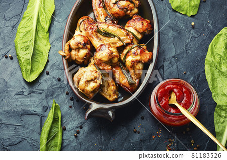 Grilled chicken wings on lettuce leaves Grilled chicken wings on lettuce leaves 81183526
