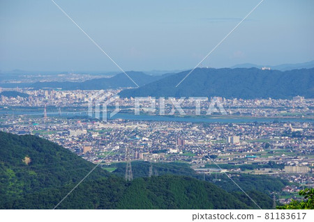 從德島縣板野町阿塞比公園展望台眺望德島市 從德島縣板野町阿塞比公園展望台眺望德島市 81183617