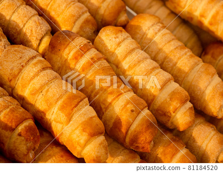 Classic Italian cannoncini filled with custard cream 81184520