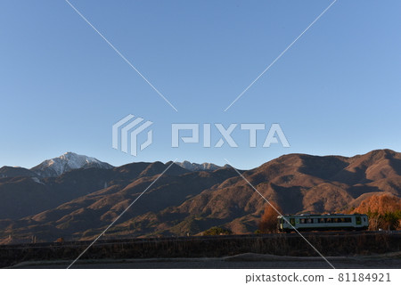 北斗市小淵澤町，深秋朝陽上行的單車列車 81184921