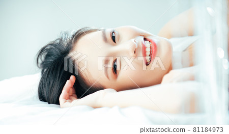 Woman beauty 81184973