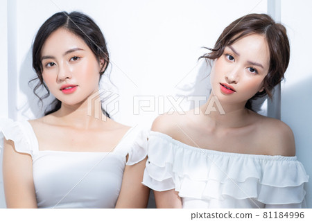 Two Women beauty Two Women beauty 81184996