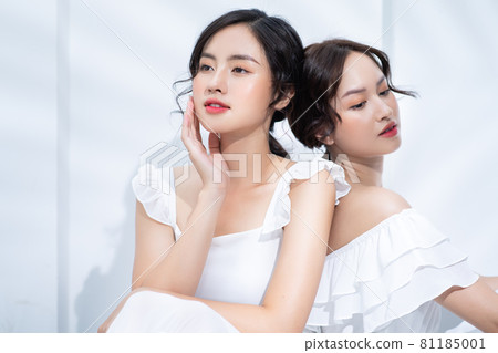 Two Women beauty 81185001