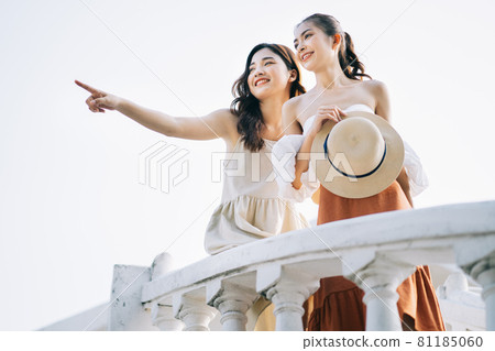 Woman travel 81185060