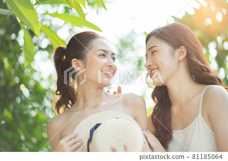 Woman travel 81185064
