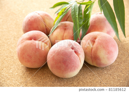 Japanese seasonal peach Japanese seasonal peach 81185612