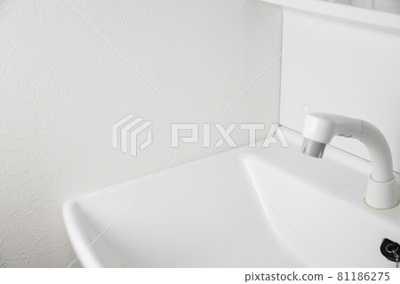 在填縫洗臉盆和牆壁之間的縫隙之前 81186275