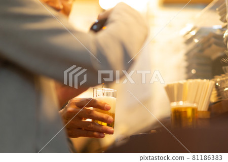 用啤酒敬酒 81186383