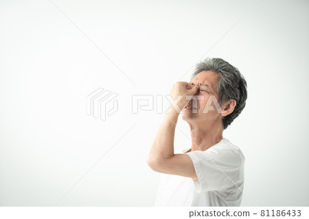 舉行在眼睛的老人 81186433