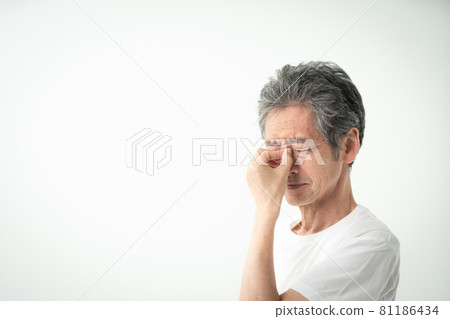 Senior men holding over the eyes 81186434