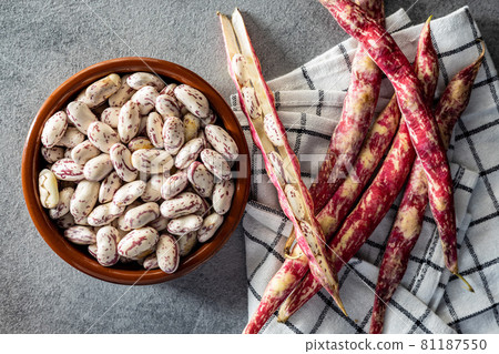 Cranberry beans. Borlotti beans in bowl. Beans pods. Cranberry beans. Borlotti beans in bowl. Beans pods. 81187550