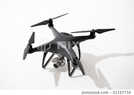 無人機白色背景飛行 81187738