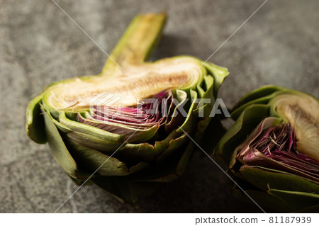 artichoke artichoke 81187939