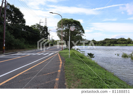風景優美，有巴士站、雙車道公路和被洪水淹沒的河流 81188851