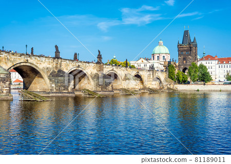 View of Prague castle and Charles bridge over Vltava river, Czech Republic 81189011