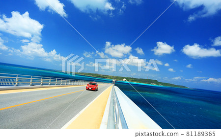 Drive on a straight road on the sea leading to Irabu Island, Okinawa 81189365
