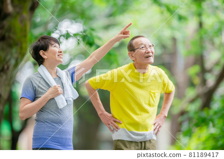 Senior couple outdoor exercise training Senior couple outdoor exercise training 81189417
