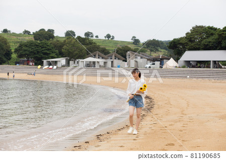 早上在營地海灘散步 早上在營地海灘散步 81190685