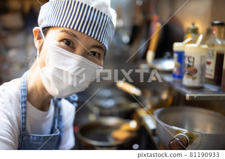 Part-time woman working in the cafeteria 81190933