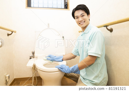 House cleaning male worker cleaning toilet House cleaning male worker cleaning toilet 81191321