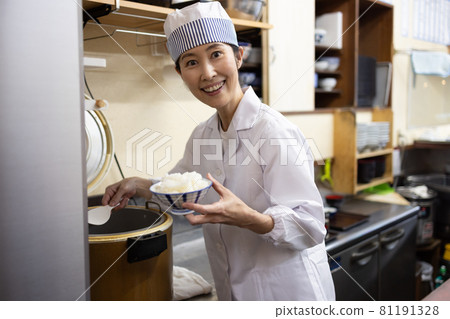 在食堂工作的兼職女性 在食堂工作的兼職女性 81191328