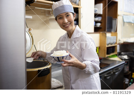 在食堂工作的兼職女性 在食堂工作的兼職女性 81191329