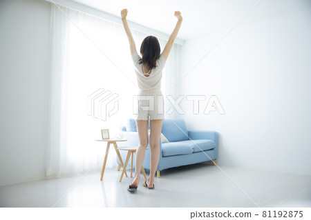 穿房間的女人 穿房間的女人 81192875