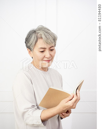 一位白髮成熟的非洲女性寫的日本書。 一位白髮成熟的非洲女性寫的日本書。 81194480