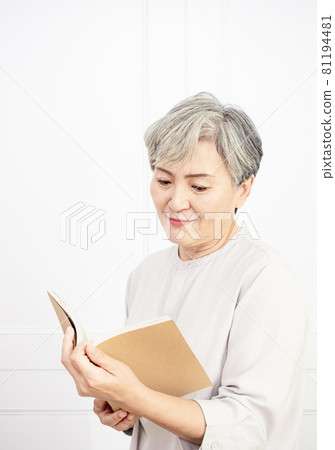 一位白髮成熟的非洲女性寫的日本書。 一位白髮成熟的非洲女性寫的日本書。 81194481