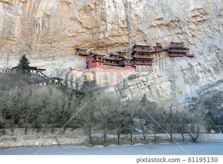 The Hanging Temple or Hanging Monastery near Datong in Shanxi Province, China. The Hanging Temple is a major tourist sight near Datong. Distant view of the temple with frozen river in the foreground. 81195130