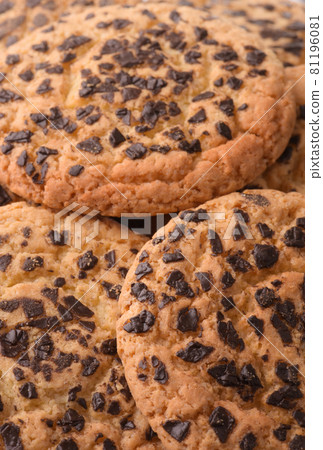 Close up of chocolate chip cookies 81196081