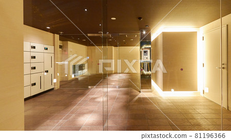 Entrance of an apartment with an auto lock 81196366