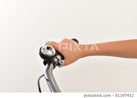 敲響自行車鈴的孩子的胳膊和手 81197432